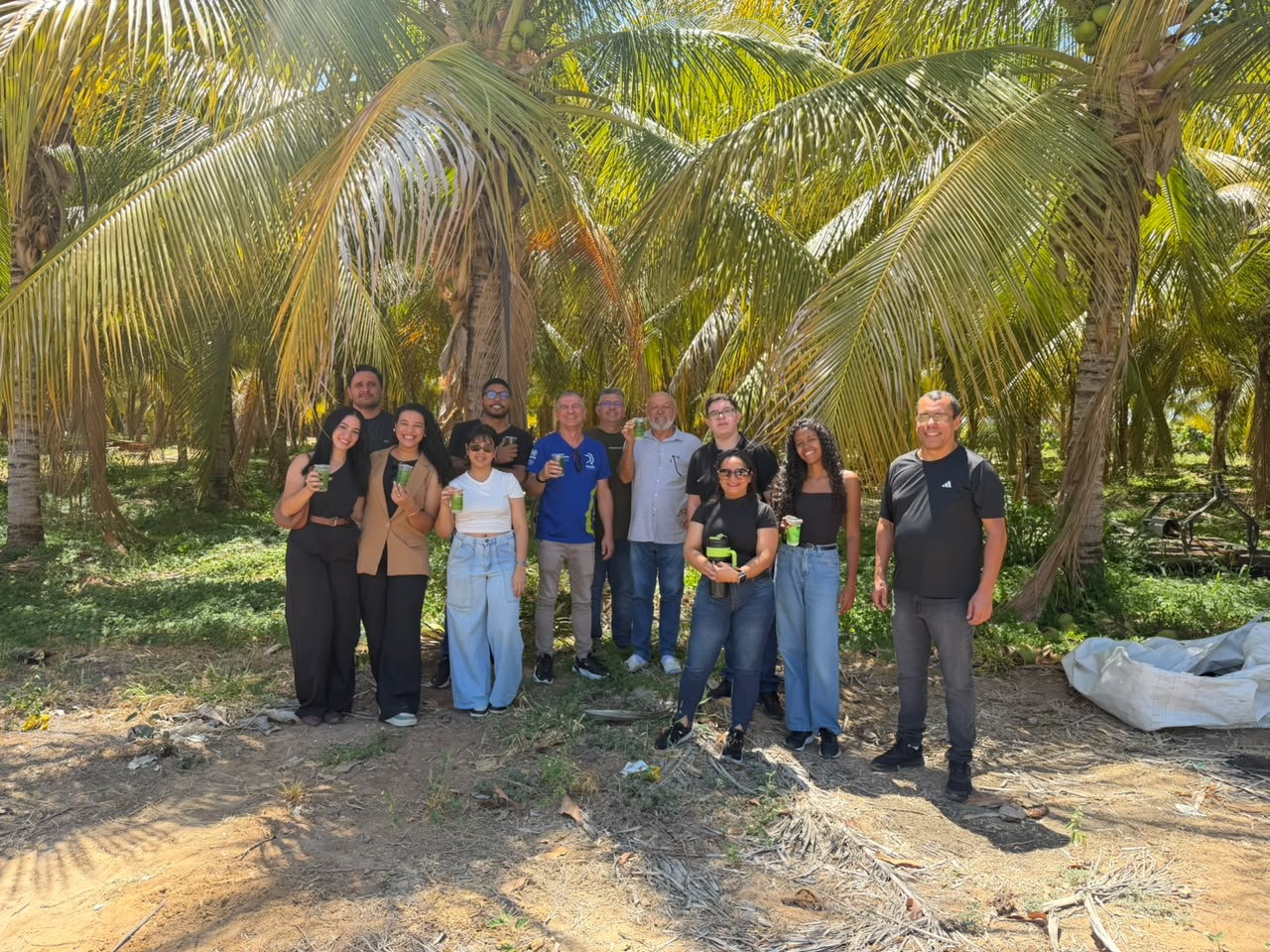 Alunos da Facape conhecem cadeia produtiva do coco durante visita técnica no Projeto Senador Nilo Coelho